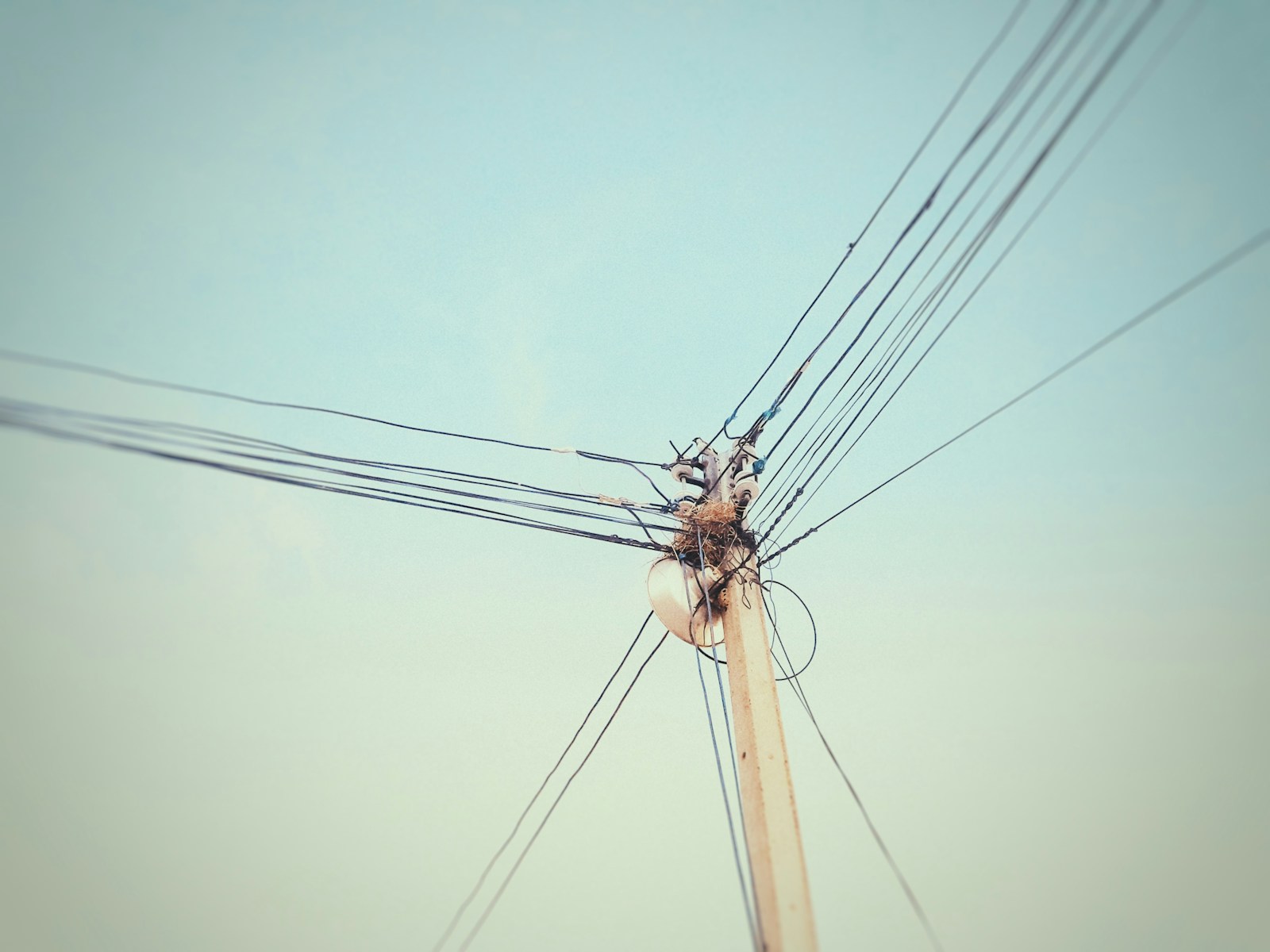 Fios desorganizados em postes