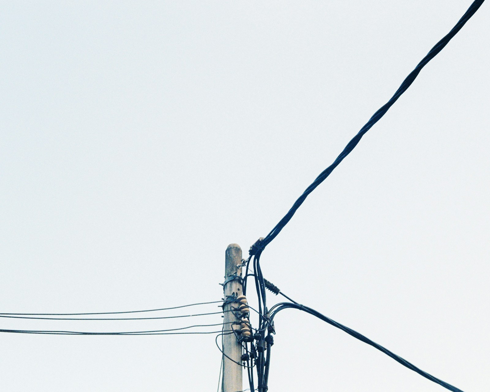 Fios desorganizados em postes