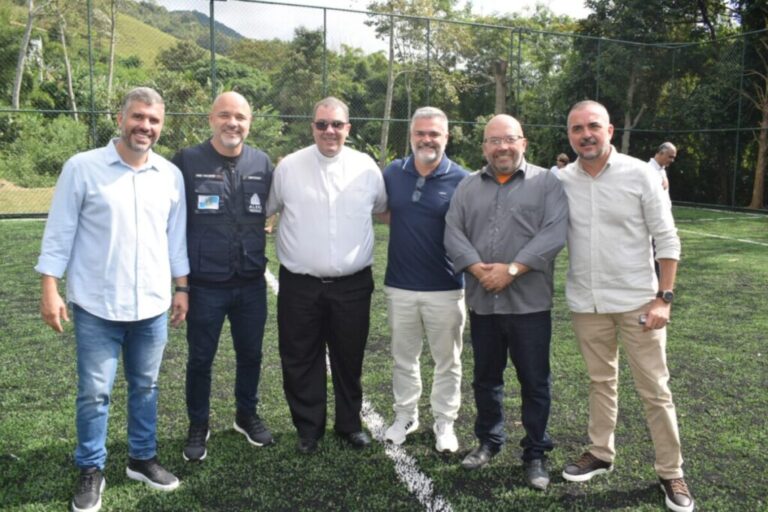 Cordeiro inaugura Arena Coruja no bairro São Manoel