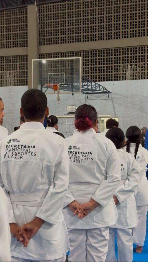 PREFEITURA DE NOVA FRIBURGO ENTREGA KIMONOS PARA ALUNOS DOS PROJETOS SOCIAIS DE ARTES MARCIAIS