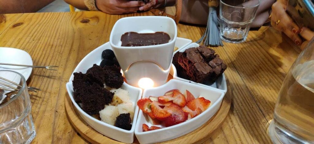 strawberries with chocolate fondue — Hatimzharas