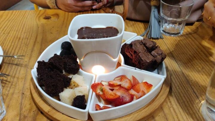 strawberries with chocolate fondue — Hatimzharas